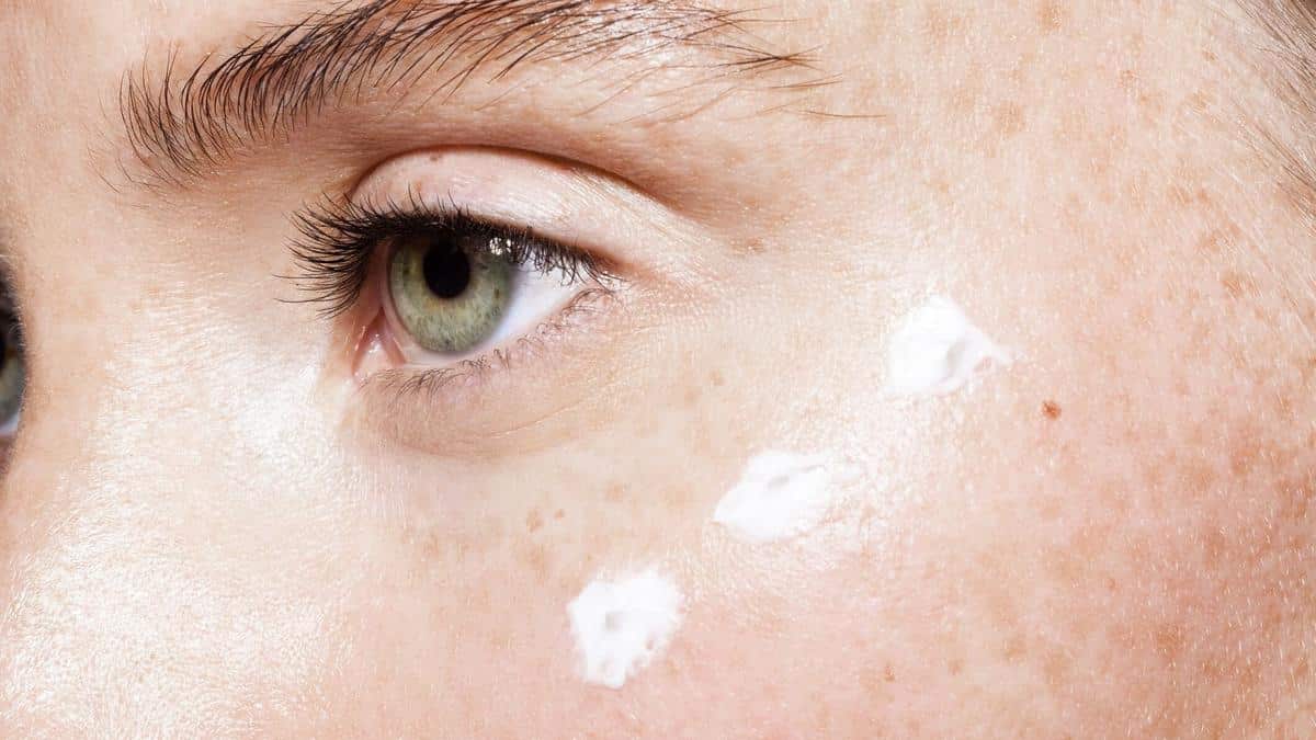 8 правил ухода за кожей вокруг глаз Кроме того, мимика оказывает дополнительное